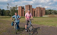 Cyclists in front of the Lauchhammer bio-towers, Foto: Nada Quenzel, Lizenz: Tourismusverband Lausitzer Seenland