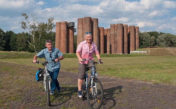 Cyclists in front of the Lauchhammer bio-towers, Foto: Nada Quenzel, Lizenz: Tourismusverband Lausitzer Seenland