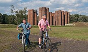 Radfahrer vor den Biotürmen Lauchhammer, Foto: Nada Quenzel, Lizenz: Tourismusverband Lausitzer Seenland e.V.