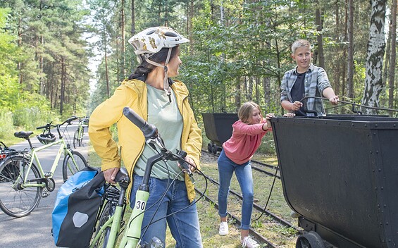 Cycling in the UNESCO Global Geopark Muskauer Faltenbogen, Foto: Nada Quenzel, Lizenz: Tourismusverband Lausitzer Seenland e. V.