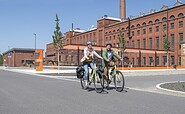 Cyclist in front of the Knappenrode energy factory, Foto: Nada Quenzel, Lizenz: Tourismusverband Lausitzer Seenland e. V.
