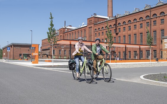 Cyclist in front of the Knappenrode energy factory, Foto: Nada Quenzel, Lizenz: Tourismusverband Lausitzer Seenland e. V.