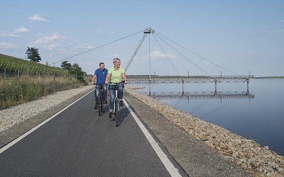 Cyclists at Lake Großräschen, Foto: Nada Quenzel, Lizenz: Tourismusverband Lausitzer Seenland e. V.