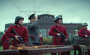 Szene aus &quot;Kleo&quot;, im Hintergrund die Großfunkstelle in Nauen, Foto: Jack Bradford, Lizenz: Netflix