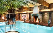 Innenpool mit Großkamin, Foto: Wellnesshotel Seeschlösschen