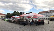 Außenbereich auf dem Marktplatz am Sorbenbrunnen, Foto: Gregor Kockert, Lizenz: Tourismusverband Lausitzer Seenland e.V.