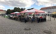Außenbereich auf dem Marktplatz am Sorbenbrunnen, Foto: Gregor Kockert, Lizenz: Tourismusverband Lausitzer Seenland e.V.