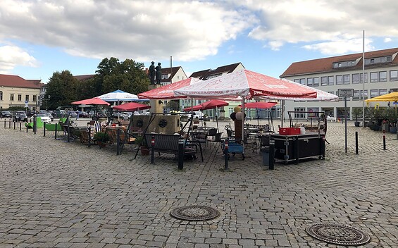 Außenbereich auf dem Marktplatz am Sorbenbrunnen, Foto: Gregor Kockert, Lizenz: Tourismusverband Lausitzer Seenland e.V.