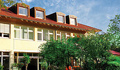 Landsitz-Hotel Templin Haupteingang mit Pflanzeninsel, Foto: Claudia Curth, Lizenz: LKV Landsitz Kur- und Verwaltungs GmbH