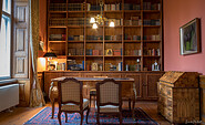 Schreibtisch im Roten Salon, Foto: Frank Burchert, Lizenz: Schloss Stülpe