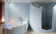 Badezimmer mit individueller Dusche, Foto: Schloss Stülpe