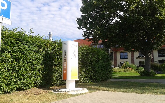 E-bike charging station in the Neu Sacro estate parking lot, Foto: Tourismusverband Niederlausitz e.V.