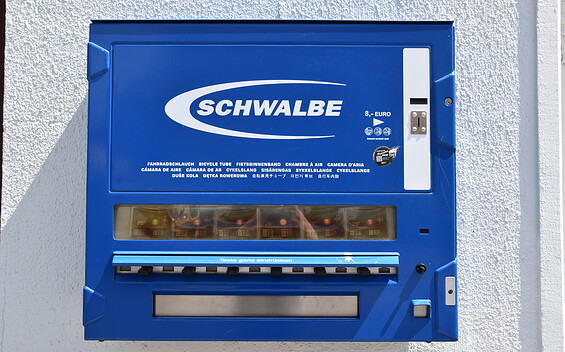 Tube vending machine at Zweiradcenter Lieske, Foto: MuT Guben e.V.