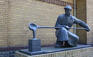 Iron casting of a steel caster in front of the museum, sculptor: Reinhold/Löhner, Foto: Kunstgussmuseum Lauchhammer, Lizenz: Kunstgussmuseum Lauchhammer