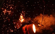 Casting demonstration in the Lauchhammer art foundry, Foto: Kunstgussmuseum Lauchhammer, Lizenz: Kunstgussmuseum Lauchhammer
