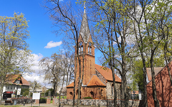 Dorfkirche Großziethen, Foto: Eva Lebek, Lizenz: Tourismusverband Dahme-Seenland e.V.