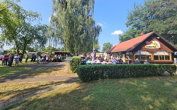 Sunshine-Park, Blick auf Biergarten mit Gästen, Foto: Marlen Gläßer, Lizenz: Marlen Gläßer