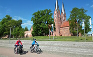 Radfahrer vor der Neuruppiner Klosterkirche, Foto: Thomas Widerin, Lizenz: Tourismusverband Ruppiner Seenland