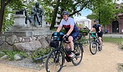 Radler vorm Fontane-Denkmal in Neuruppin, Foto: Thomas Widerin, Lizenz: Tourismusverband Ruppiner Seenland