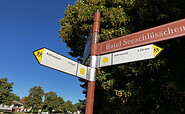 Waymarking, square with white background and yellow dot, Foto: Jörg Bartz, Lizenz: TV Ruppiner Seenland e.V.