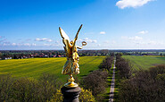 Hakenberger Siegessäule mit Allee, Drohnenansicht, Foto: Heiko Rosteius, Lizenz: Gemeinde Fehrbellin