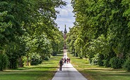 Wandernde auf der Hakenberger Allee zum Denkmal, Foto: Wilfried Howe, Lizenz: Gemeinde Fehrbellin