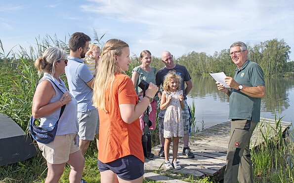 Tour guide with group in the pond area, Foto: Nada Quenzel, Lizenz: Tourismusverband Lausitzer Seenland e.V./ Touristinformation Hoyerswerda