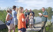 Gästeführer mit Gruppe im Teichgebiet, Foto: Nada Quenzel, Lizenz: Tourismusverband Lausitzer Seenland e.V./ Touristinformation Hoyerswerda