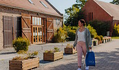 Frau mit Ruppiner Tour'nbeutel im Scheunenviertel, Foto: Julia Nimke, Lizenz: Tourismusverband Ruppiner Seenland e. V.