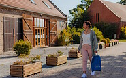 Frau mit Ruppiner Tour&#039;nbeutel im Scheunenviertel, Foto: Julia Nimke, Lizenz: Tourismusverband Ruppiner Seenland e. V.