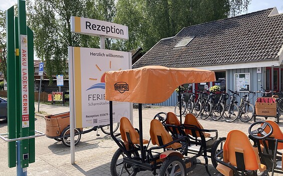 Charging station in front of the reception at Ferienpark Wendisch Rietz, Foto: Laura Beister, Lizenz: Tourismusverein Scharmützelsee