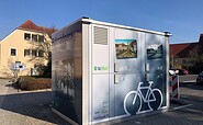 Fahrradgarage am &quot;Schwarzen Markt&quot;-Parkplatz Altstadt, Foto: Gregor Kockert, Lizenz: Tourismusverband Lausitzer Seenland e.V.