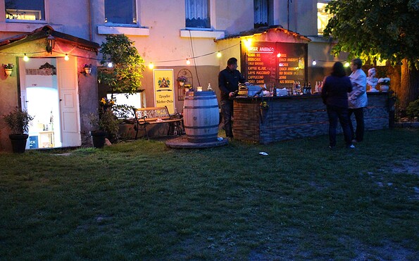 Altes Amtshaus Steinhöfel - Tresen im Garten, Foto: Gabriela Behnke