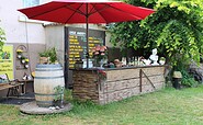 Altes Amtshaus Steinhöfel - Tresen im Garten, Foto: Gabriela Behnke
