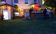 Altes Amtshaus Steinhöfel - Tresen im Garten, Foto: Gabriela Behnke