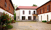 Hotel Landhaus "Heinrichshof" Innenhof, Foto: Landhaus Heinrichshof