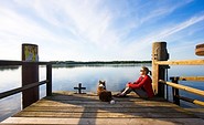 Frau mit Hund am Schwielowsee © TMB-Fotoarchiv/ Paul Hahn
