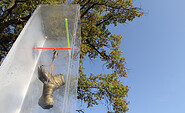 Kunstwerk &quot;Unverhoffte Begegnung zweier Stiefel mit der Großen Rummel – Lob der Wanderschaft&quot;, Foto: Bansen-Wittig