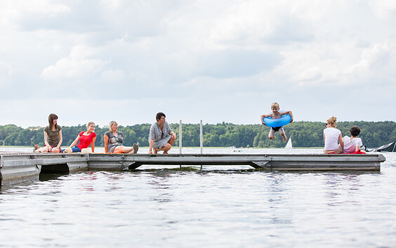 Steg an der Badestelle in Radlow am Scharmützelsee, Foto: Florian Läufer, Lizenz: Seenland Oder-Spree