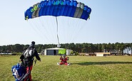 Tandemlandung am Flugplatz Fehrbellin, Foto: TAKE OFF Fallschirmsport GmbH, Lizenz: TAKE OFF Fallschirmsport GmbH