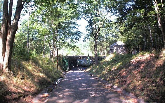 Eingang des Nachrichtenbunkers „RANET“, Foto: jobakampe, CC BY-SA 3.0 de, https://commons.wikimedia.org