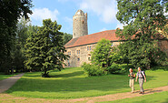 Wanderer vor der Bischofsresidenz Burg Ziesar, Foto: Bansen-Wittig