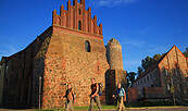 Wanderer vor der Bischofsresidenz Burg Ziesar, Foto: Dirk Fröhlich