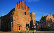 Wanderer vor der Bischofsresidenz Burg Ziesar, Foto: Dirk Fröhlich