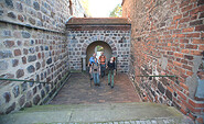 Wanderer an der Kirche Ziesar, Foto: Dirk Fröhlich