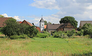 Blick auf die Kirche Büchnitz, Foto: Bansen-Wittig