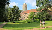 Wanderer starten die Wanderung an der Bischofsresidenz Burg Ziesar, Foto: Bansen-Wittig