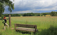 Wanderin an einer Infostele, Foto: Bansen-Wittig