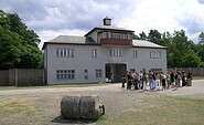 Gedenkstätte und Museum Sachsenhausen: Turm A, ehemaliger Sitz der SS-Lagerverwaltung und Eingang in das Häftlingslager, 2009, Foto: Stiftung Brandenburgische Gedenkstätten, Lizenz: Stiftung Brandenburgische Gedenkstätten