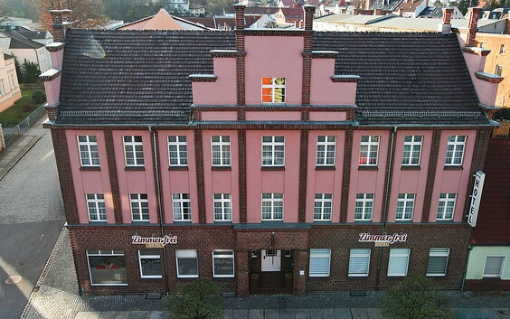 Außenansicht Hotel Zimmer frei, Foto: Chairlines, Lizenz: Chairlines